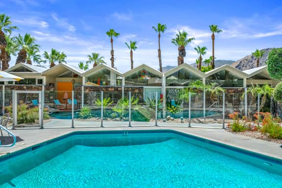 Palm Springs Icon in Las Palmas